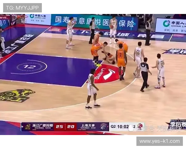 当裁判吹停比赛后，篮球比赛中断规则如何执行？